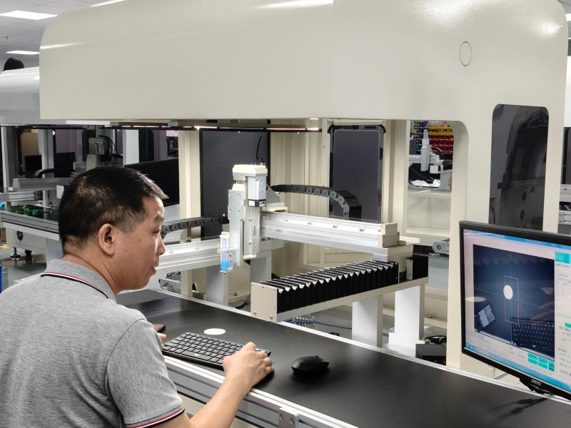 工程师调整视觉点胶机参数、视觉标定